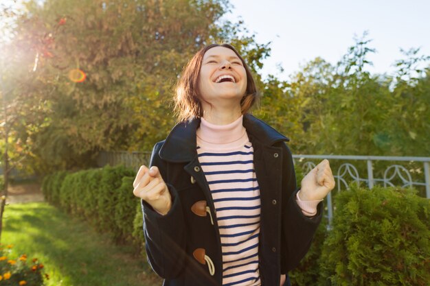 Jovencita con una emoción de felicidad, éxito, victoria