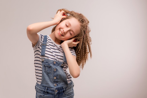 Jovencita escuchando música con auriculares y sonriendo