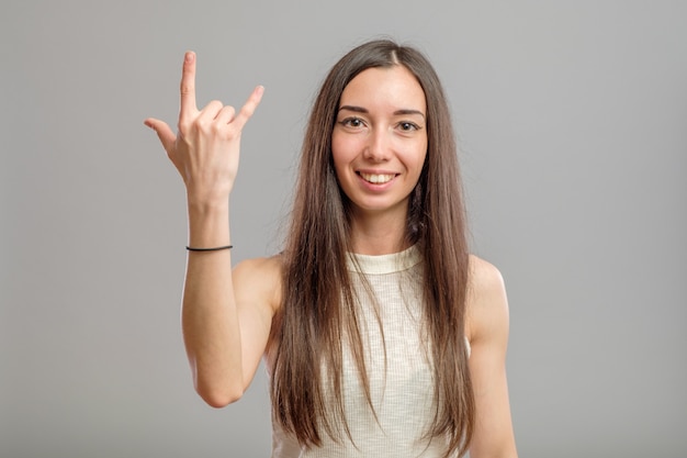 Jovencita mostrando cuernos