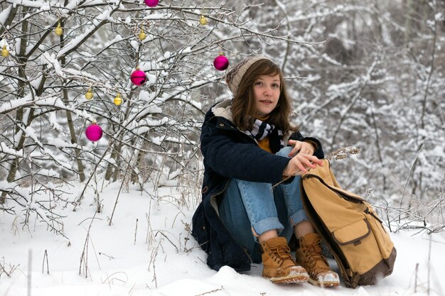 Jovencita en un paseo de invierno en un día de nieve Navidad