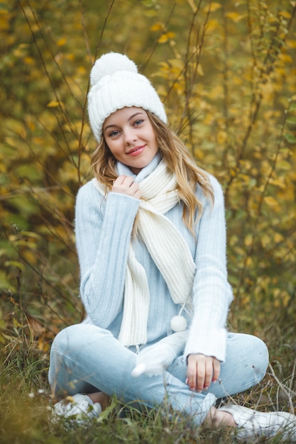 Jovencita posando al aire libre en otoño