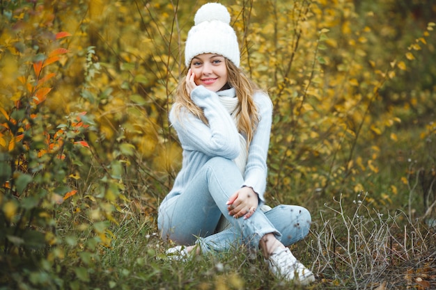 Jovencita posando al aire libre en otoño