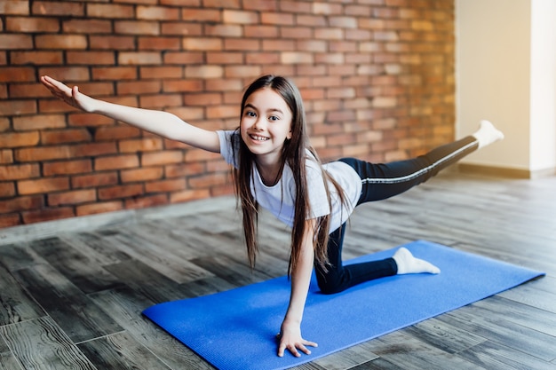 Jovencita practicando yoga