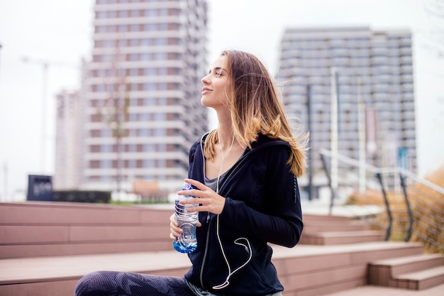 Jovencita se refresca después del entrenamiento