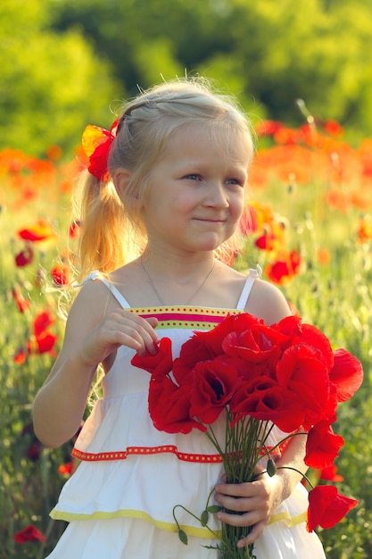 Jovencita rubia con amapolas