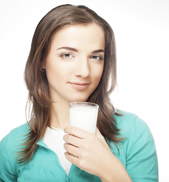 Jovencita tomando un vaso de leche