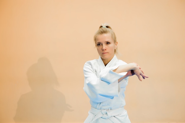 Jovencita vestida de hakama practicando Aikido.