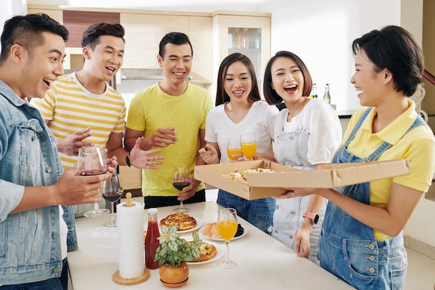 Los jóvenes abrieron caja de pizza