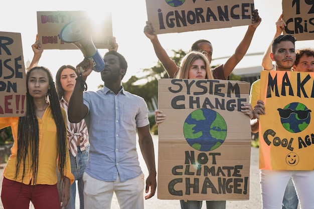 Jóvenes activistas con pancartas sobre el cambio climático en la calle