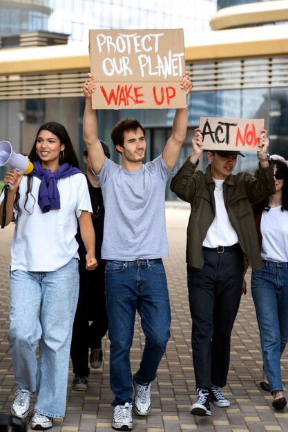 Jóvenes activistas tomando acción