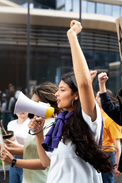 Foto jóvenes activistas tomando acción