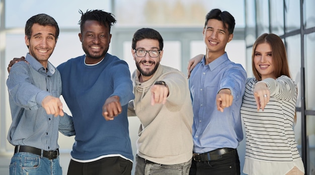 Los jóvenes se adelantan mientras están parados en el vestíbulo de la oficina.