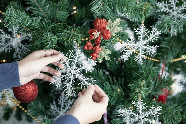 Jóvenes adolescentes decorando árboles de Navidad de la celebración navideña. Celebrando el año nuevo. Feliz Navidad y felices fiestas.