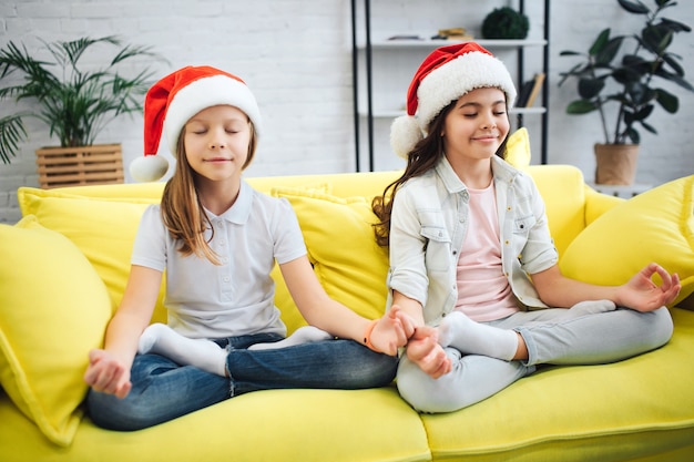 Jóvenes adolescentes tranquilos y pacíficos meditando