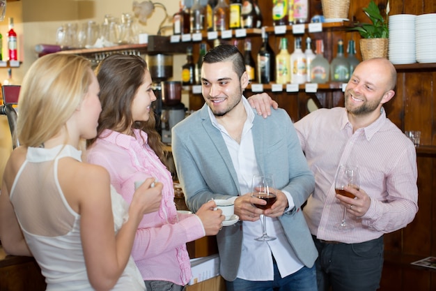 Jóvenes adultos felices en el bar