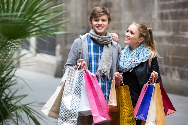 Jóvenes adultos en tour de compras