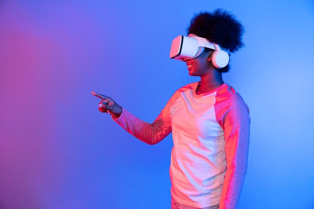 Jóvenes africanos que usan VR a través de la aplicación de datos de hologramas 3D meta select Contrivance