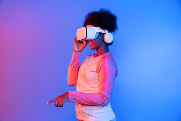 Jóvenes africanos que usan VR a través de la aplicación de datos de hologramas 3D meta select Contrivance