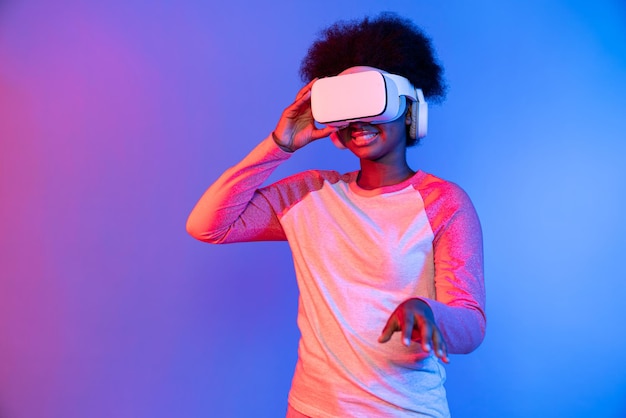 Jóvenes africanos que usan VR a través de la aplicación de datos de hologramas 3D meta select Contrivance