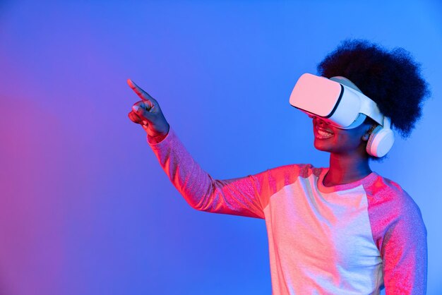 Jóvenes africanos que usan VR a través de la aplicación de datos de hologramas 3D meta select Contrivance