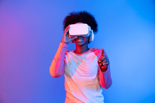 Jóvenes africanos que usan VR a través de la aplicación de datos de hologramas 3D meta select Contrivance