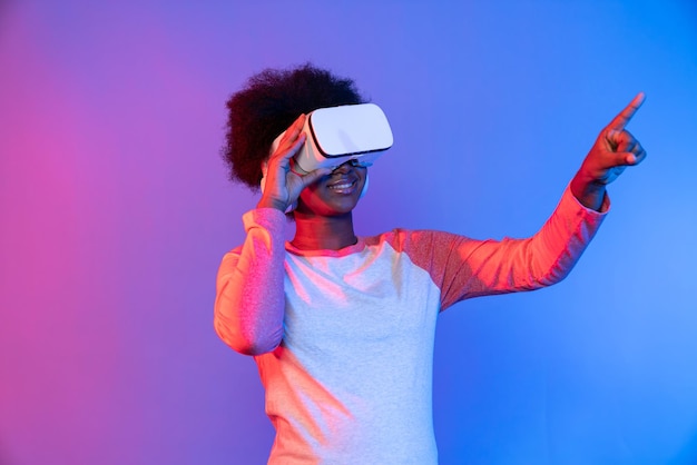 Jóvenes africanos que usan VR a través de la aplicación de datos de hologramas 3D meta select Contrivance