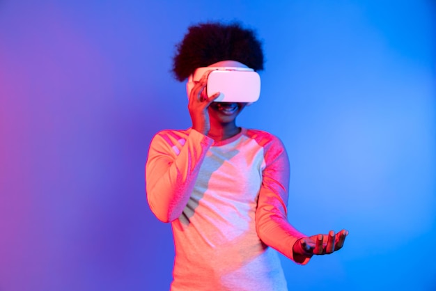 Jóvenes africanos usando VR a través de la aplicación de aprendizaje de datos de metaholding Contrivance