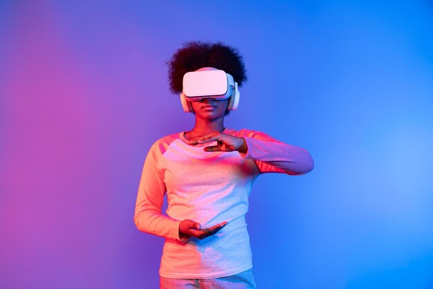 Jóvenes africanos usando VR a través de la aplicación de aprendizaje de datos de metaholding Contrivance