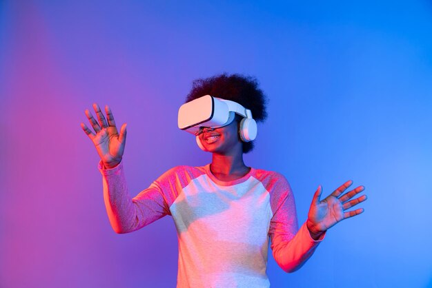 Jóvenes africanos usando VR a través de meta para acercar y alejar los datos de aprendizaje Contrivance