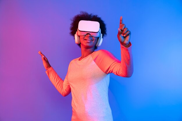 Jóvenes africanos usando VR a través de meta para acercar y alejar los datos de aprendizaje Contrivance