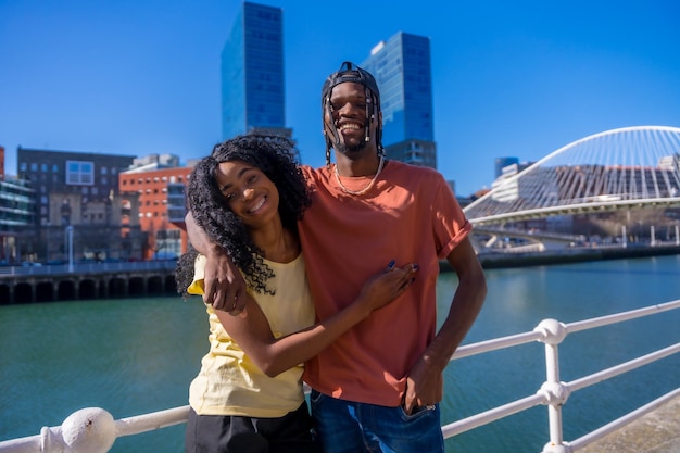 Jóvenes afroamericanas en el estilo de vida de la ciudad amigos concepto retrato abrazando sonriendo