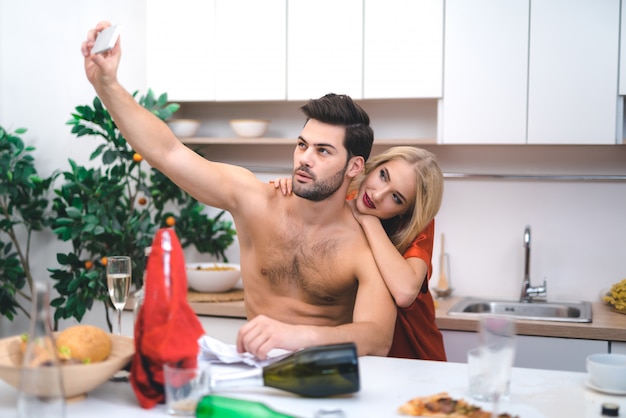 Los jóvenes amantes hacen selfie después de una loca fiesta sexual.