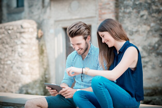 jóvenes amantes de la hermosa pareja usando tableta