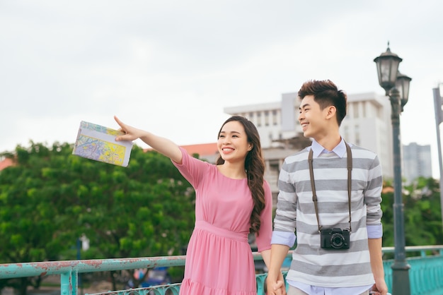 Jóvenes amantes paseando por la ciudad de vacaciones, disfrutando de viajar juntos, al aire libre.