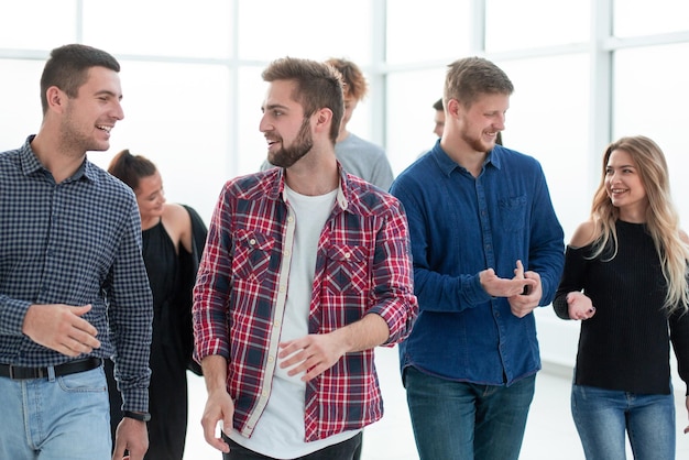 Jóvenes ambiciosos discutiendo nuevas ideas camino a la oficina