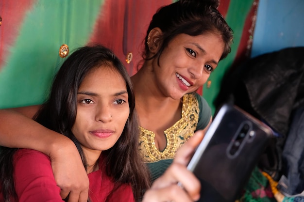 Jóvenes amigas indias tomando un selfie