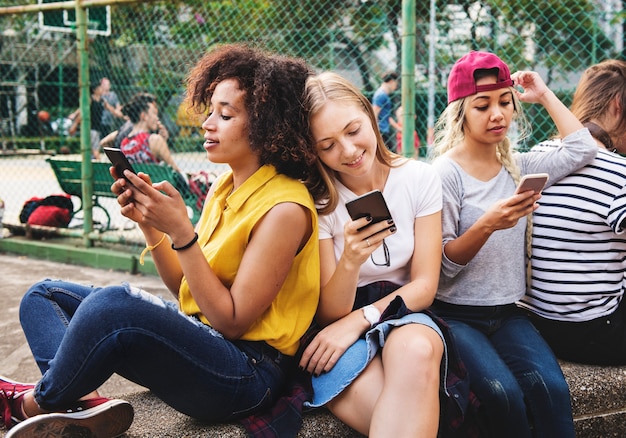 Jóvenes amigos adultos usando smartphones juntos al aire libre concepto de cultura juvenil