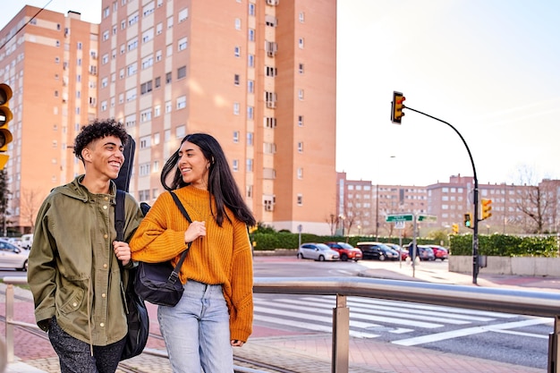 Jóvenes amigos al aire libre en la ciudad divirtiéndose