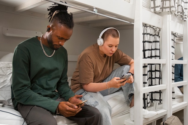 Foto jóvenes amigos en un albergue