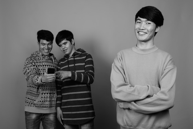 Jóvenes amigos asiáticos vistiendo ropa de abrigo juntos