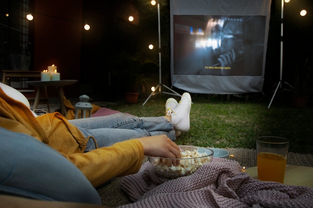 Foto jóvenes amigos divirtiéndose en el cine al aire libre