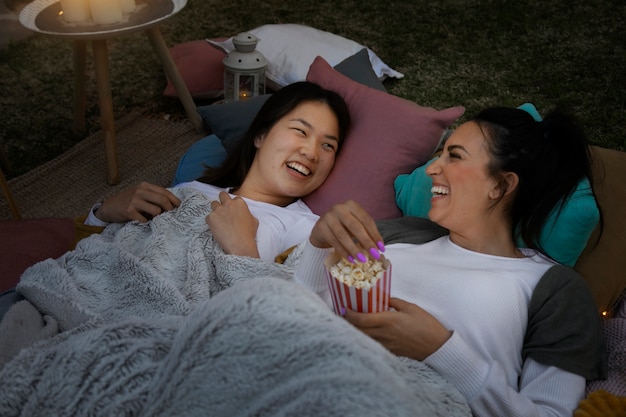 Foto jóvenes amigos divirtiéndose en el cine al aire libre