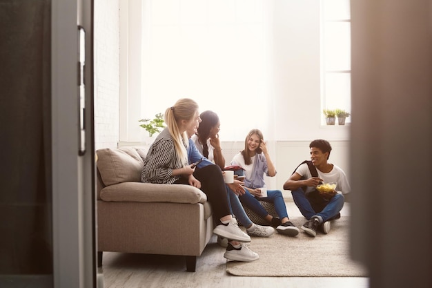 Jóvenes amigos hablando y pasando tiempo juntos