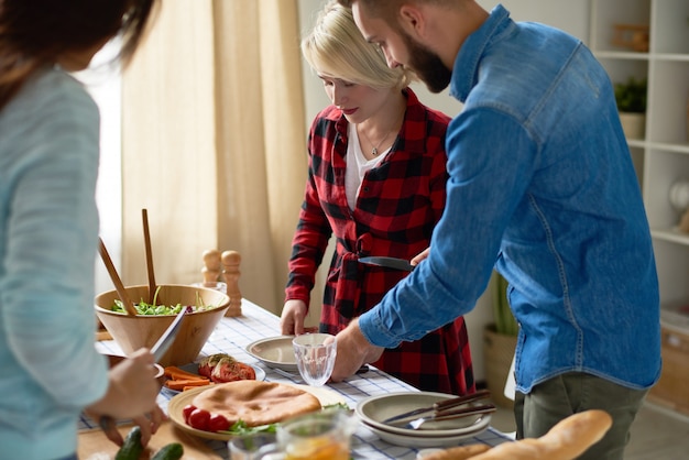 Jóvenes amigos haciendo la cena