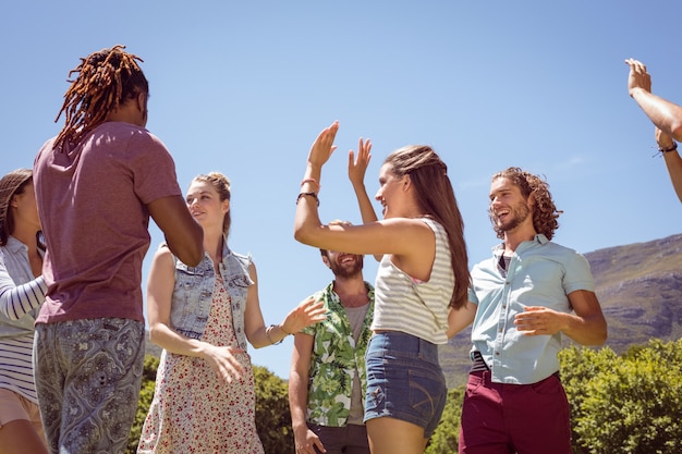 Jóvenes amigos hipster bailando juntos