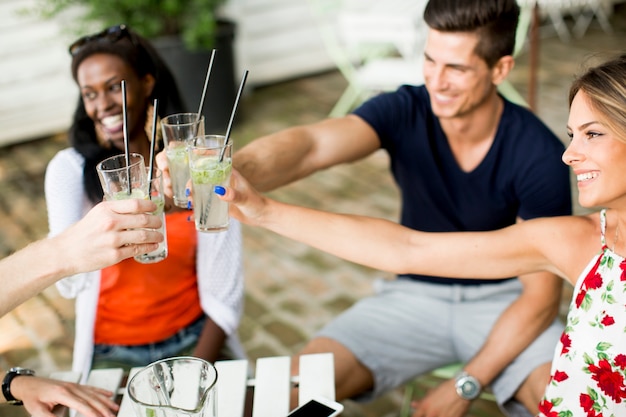 Jóvenes amigos multirraciales en el café