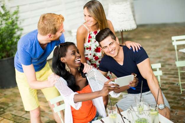 Jóvenes amigos multirraciales en el café