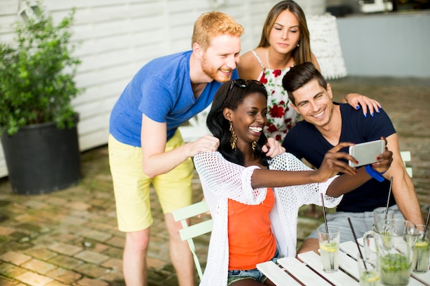 Jóvenes amigos multirraciales en el café