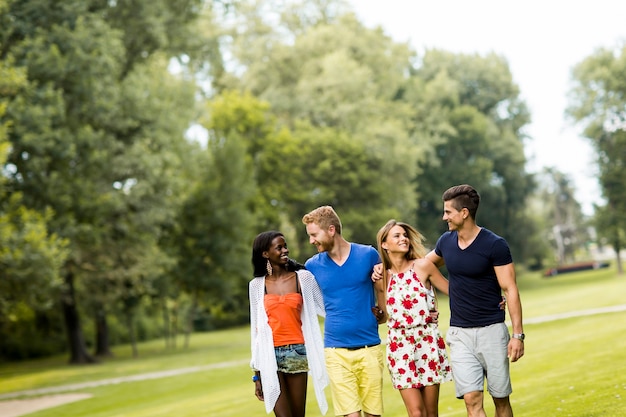 Jóvenes amigos multirraciales en el parque