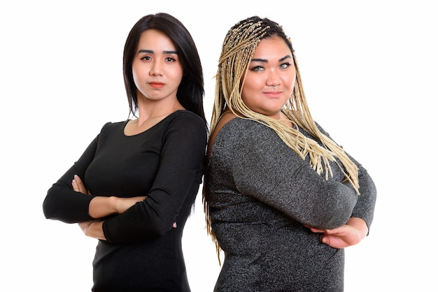 Jóvenes amigos posando en vestidos de cóctel